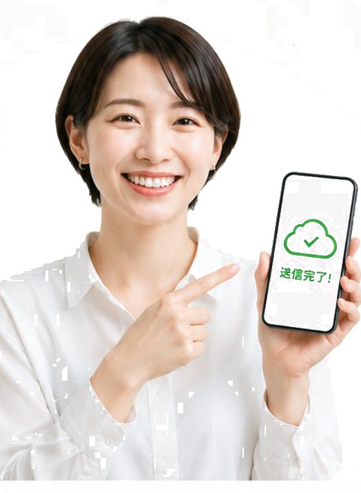 スマートフォンで日報・勤怠データを送信し、送信完了の画面を見せている担当者